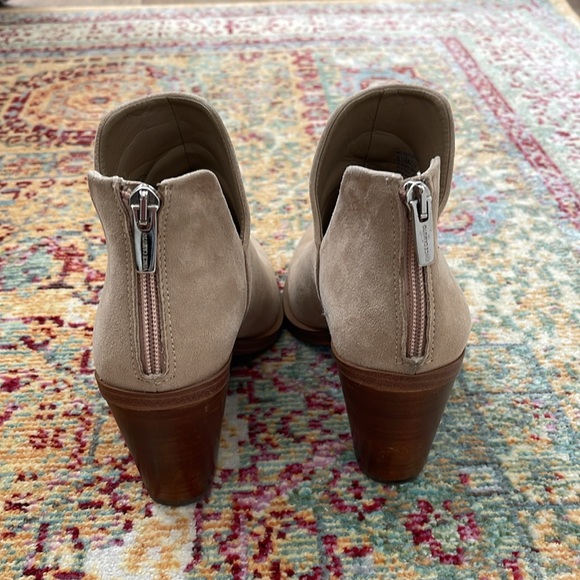 Vince Camuto tan boots - Picture 2 of 4